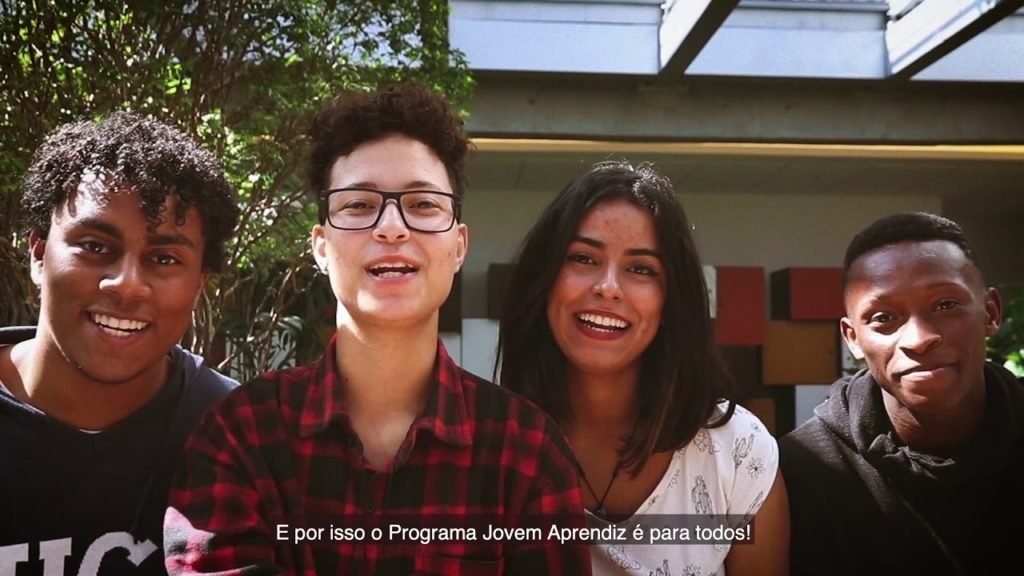 Descrição da imagem #PraCegoVer: Quatro jovens estão lado a lado. Eles são jovens aprendizes da Natura. Fim da descrição.