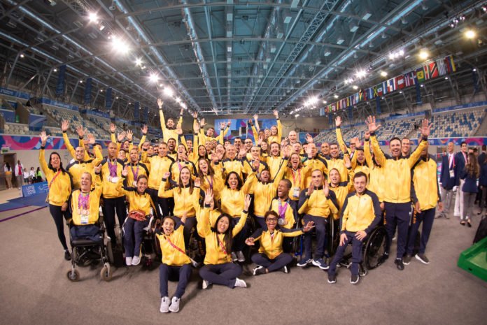 Descrição da imagem #PraCegoVer: Vários atletas da delegação brasileira de natação estão no parque aquático de Lima. Eles usam uniforme amarelo e azul marinho. Fim da descrição.
