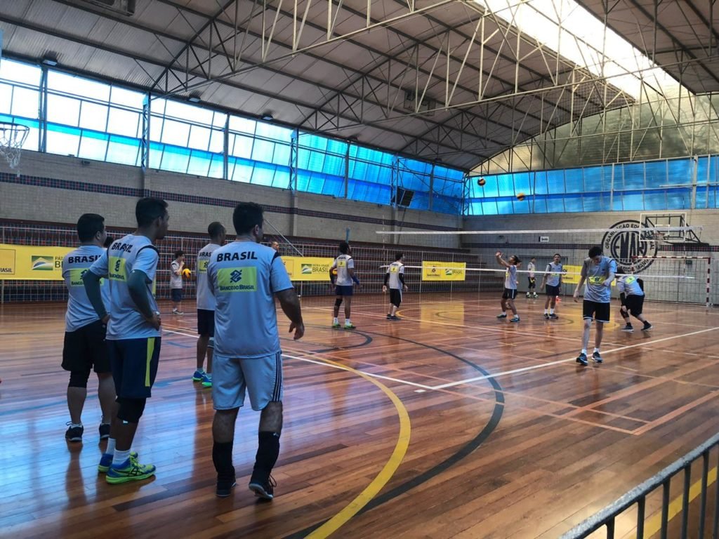 Descrição da imagem #PraCegoVer: Vários atletas estão treinando em uma quadra poliesportiva. Fim da descrição.