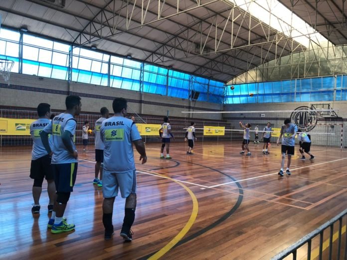 Descrição da imagem #PraCegoVer: Vários atletas estão treinando em uma quadra poliesportiva. Fim da descrição.