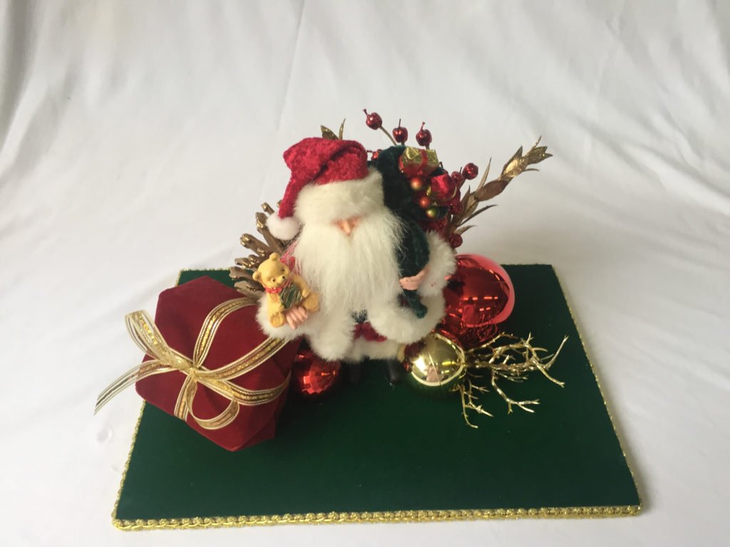Descrição da imagem #pracegover: Foto de um enfeite de Natal. Trata-se de um Papai Noel. Fim da descrição.