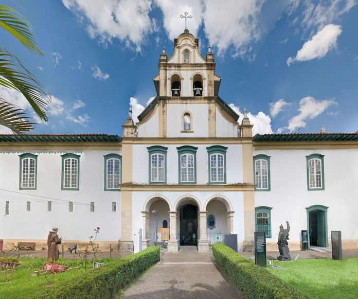 Descrição da imagem #PraCegoVer: Fachada do Museu de Arte Sacra de São Paulo. Trata-se de uma construção antiga, com paredes brancas, grandes janelas e detalhes em amarelo. Fim da descrição.