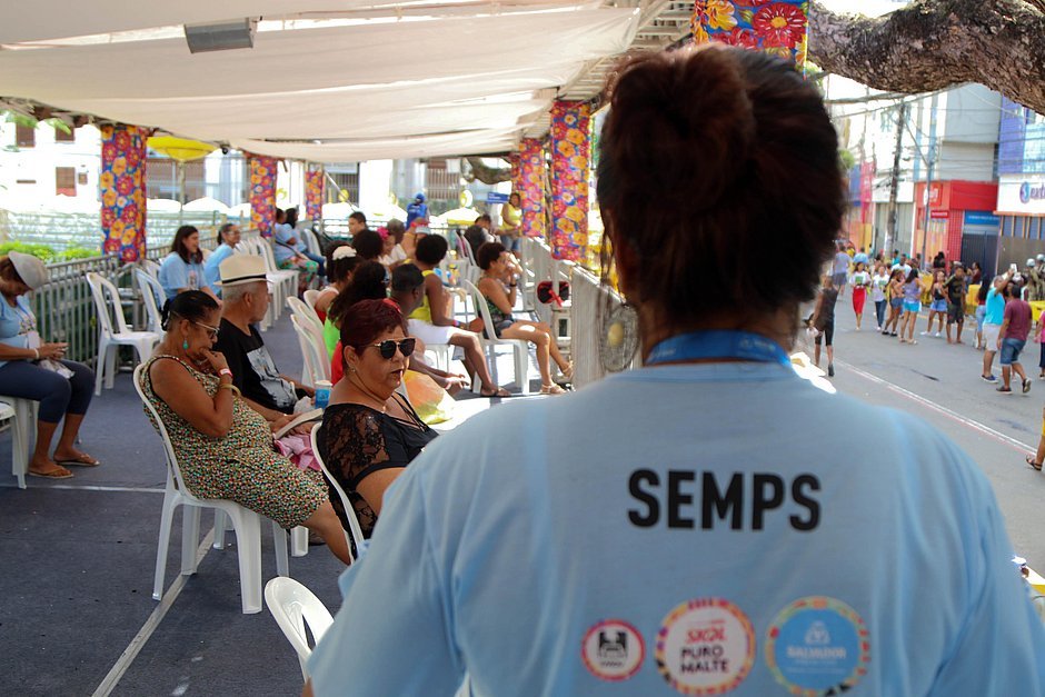 Descrição da imagem #PraCegoVer: O camarote acessível em Salvador. Várias pessoas idosas e com deficiência estão sentados em cadeiras. Fim da descrição.