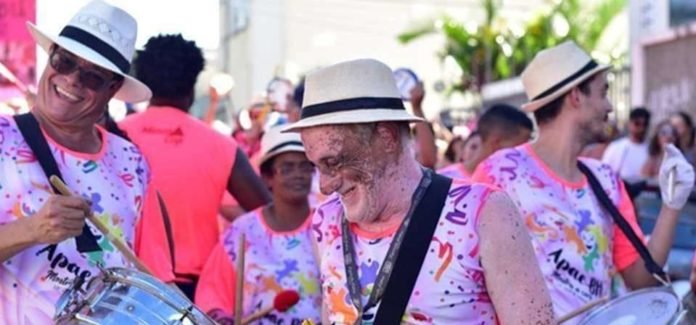 Descrição da imagem #PraCegoVer: Bloco de Carnaval da Apae de BH. Várias pessoas estão usando o abadá cor de rosa e um chapéu cru com uma faixa preta. Fim da descrição.