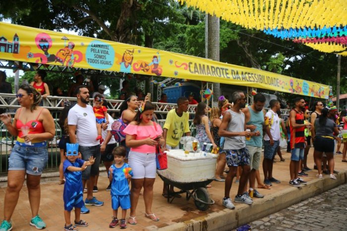 Descrição da imagem #PraCegoVer: Camarote acessível de Olinda. várias pessoas estão acompanhando o Carnaval. Fim da descrição.