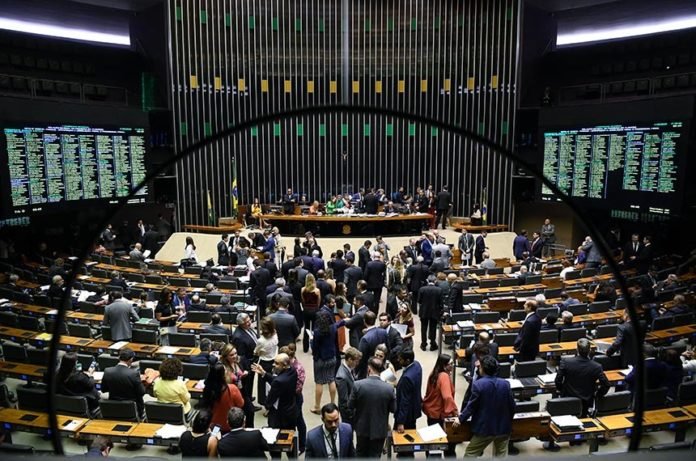 Descrição da imagem #PraCegoVer: Visão geral de uma sessão do Congresso. Os senadores estão no plenário. Fim da descrição.