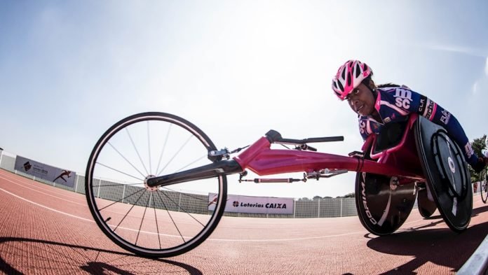Descrição da imagem #PraCegoVer: A maratonista Vanessa Cristina em sua bike adaptada durante maratona de Los Angeles. Fim da descrição.