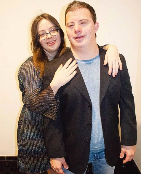 Descrição da imagem #pracegover: Samanta e o namorado Breno Viola. Eles estão abraçados. Fim da descrição.