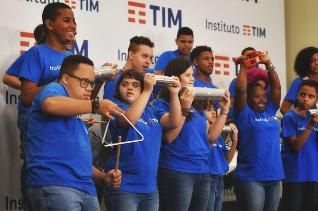 Descrição da imagem #pracegover: Os integrantes da bateria do Instituto TIM durante apresentação. Fim da descrição.