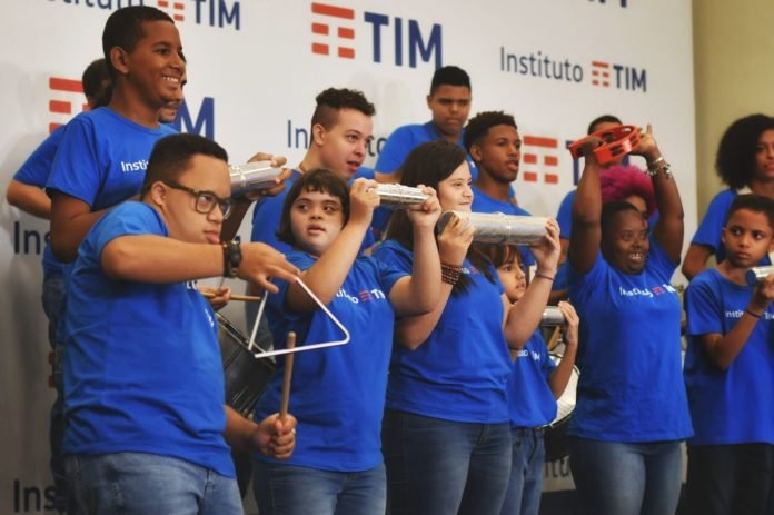 Descrição da imagem #pracegover: Os integrantes da bateria do Instituto TIM durante apresentação. Fim da descrição.