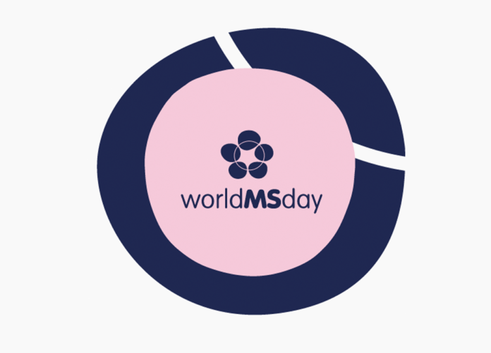 Descrição da imagem #pracegover: Arte em menção ao Dia Mundial da Esclerose Múltipla. A imagem tem fundo bege e no centro está o logo, que é circular com forma irregular e bordas azul escuro. A borda tem dois vãos brancos. No centro está escrito: worldMSday, em letras azuis. O fundo da parte central é rosa e há uma flor, formada por pequenos círculos. Fim da descrição.