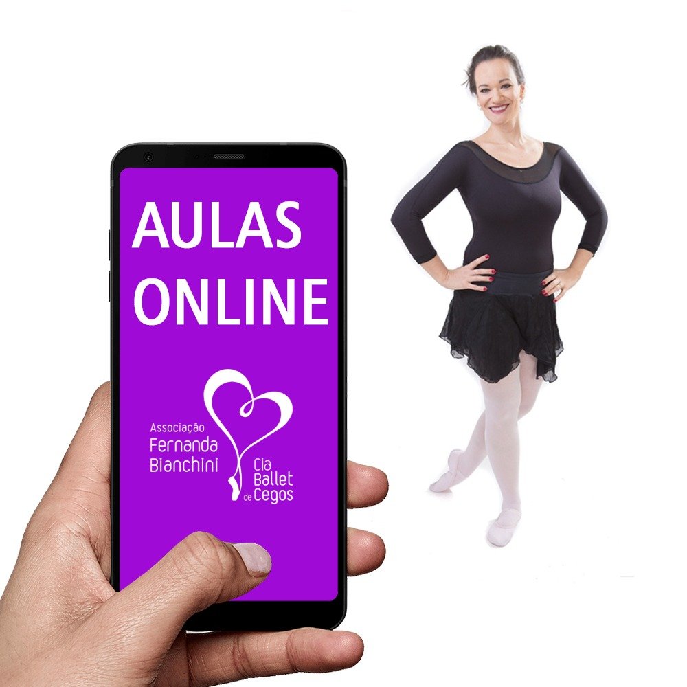 Descrição da imagem #pracegover: Arte de divulgação das aulas online da Associação Fernanda Bianchini. Em primeiro plano está uma mão segurando um celular. Na tela do aparelho está escrito: Aulas online com o logo da associação. Em segundo plano, está uma bailarina. Fim da descrição.