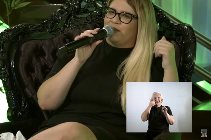 Descrição da imagem #pratodosverem: Imagem da live da cantora Marilia Mendonça. No canto inferior, direito, está a janela da tradução em Libras com a intérprete. Fim da descrição.