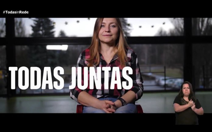 Descrição da imagem #pratodosverem: Reprodução do vídeo de divulgação do programa. Imagem frontal de uma mulher cadeirante. Ela é loira e tem cabelos lisos e compridos. A imagem traz, escrito em letras brancas: TODAS JUNTAS. No canto inferior direito está a intérprete de Libras e no canto superior esquerdo está o logo do programa: TODAS in-Rede. Fim da descrição.