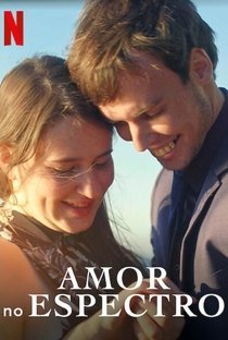 Descrição de imagem #pracegover: Imagem de divulgação da série Amor no espectro. Nela estão dois jovens. Eles estão bem próximos, frente a frente, com as cabeças unidas. Fim da descrição.
