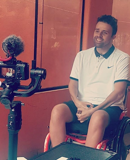 Descrição da imagem #pratodosverem: Bruno durante entrevista. Fim da descrição.