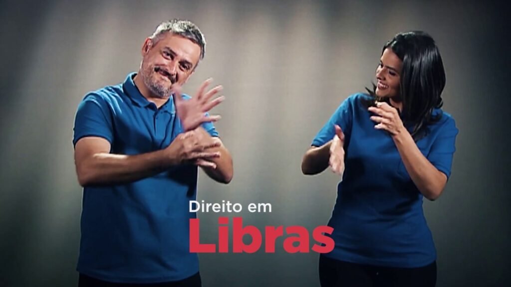 Descrição da imagem #pracegover: Cena da série Direito em Libras. Um homem e uma mulher, intérpretes de Libras, fazem sinais. Na parte central, inferior, está escrito: Direito em Libras. Fim da descrição.