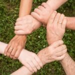 familia-cuidando-de-gente