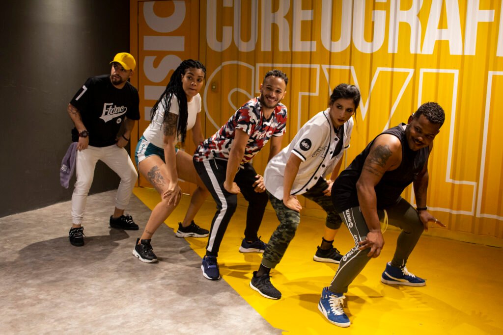 Descrição da imagem #pracegover: O coreógrafo surdo Jhonny durante uma aula de dança. Fim da descrição.   