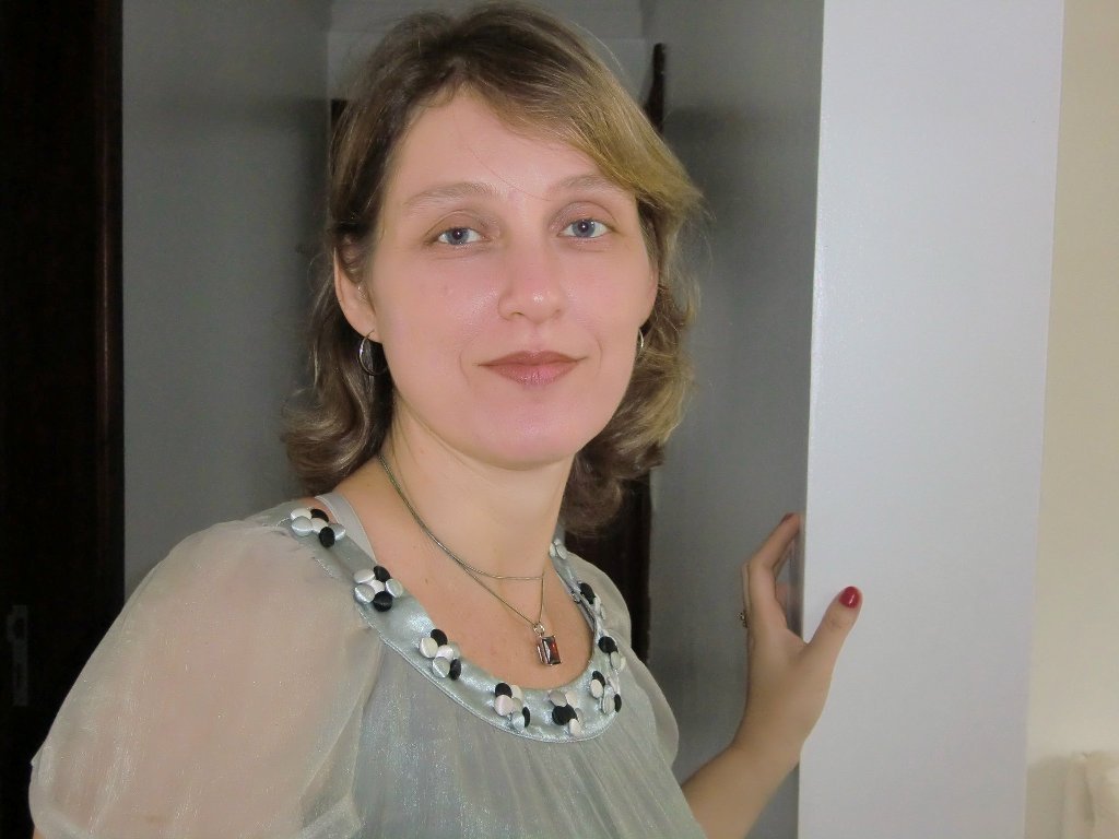 Descrição da imagem #pratodosverem: A fonoaudióloga Rosana. Ela é uma mulher morena, de cabelos loiros, curtos e lisos. Ela sorri. Fim da descrição.