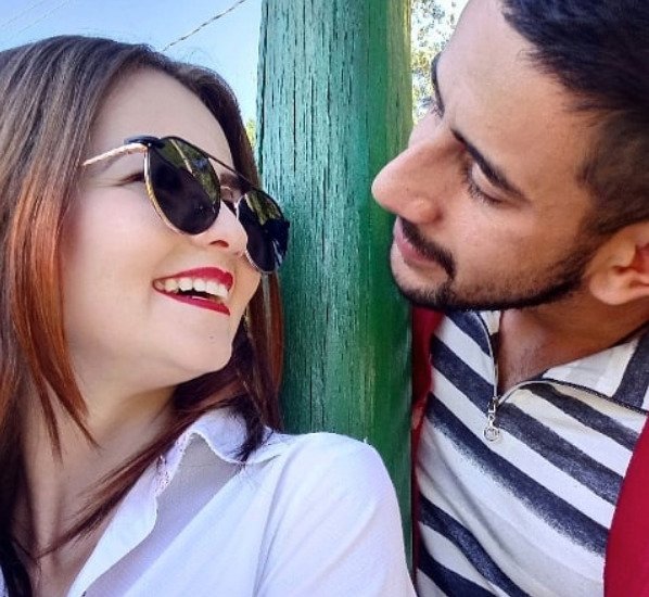 Descrição da imagem #pratodosverem: Viviane com o namorado Cassiano. Eles estão se olhando, apaixonados. Fim da descrição.