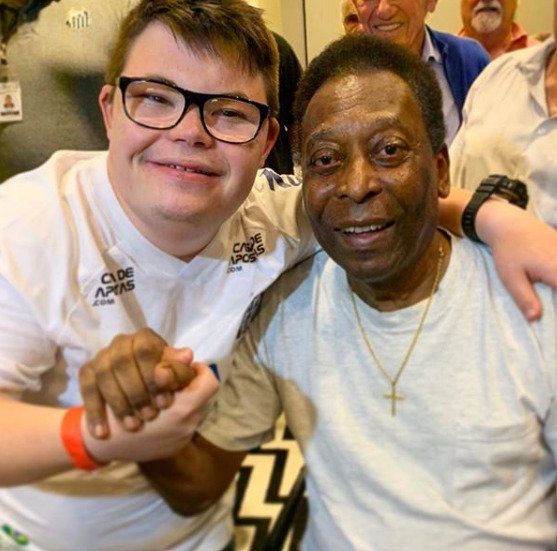 Descrição da imagem #pracegover: Foto do Casis Neto com o Rei Pelé. Fim da descrição.