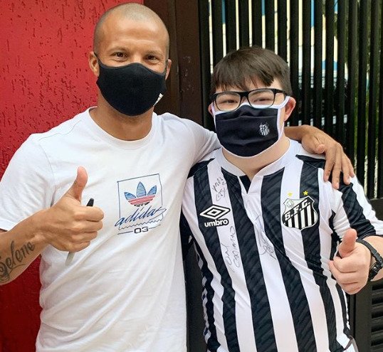 Descrição da imagem #pracegover: Foto do Casis Neto com o jogador de futebol Andrés Sánchez. Eles estão abraçados. Fim da descrição.