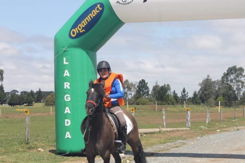 Descrição da imagem #pracegover: A paratleta Andreia Úrsula durante torneio de hipismo. Andreia está montada no cavalo. Fim da descrição.