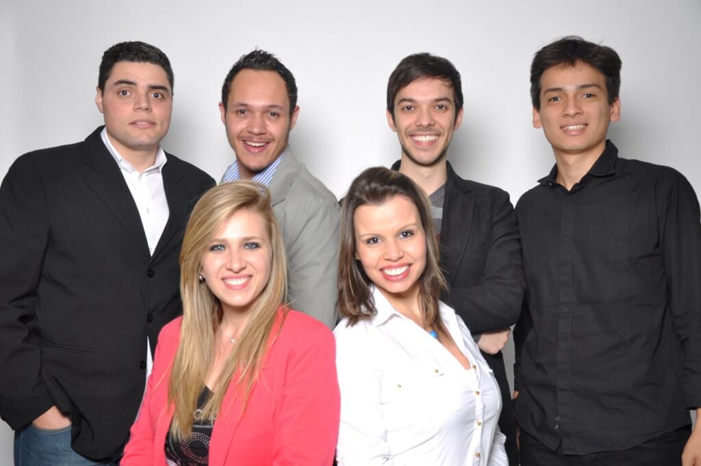 Descrição da imagem #pracegover: Foto dos seis alunos que desenvolveram o projeto. Na frente estão duas mulheres, sentadas, e atrás estão quatro homens, em pé. Fim da descrição.