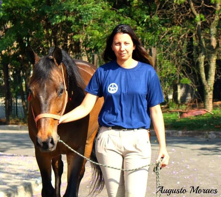 Descrição da imagem #pracegover: Foto da equoterapeuta Eliane Baatcsh. Ela está ao lado do cavalo. Fim da descrição.