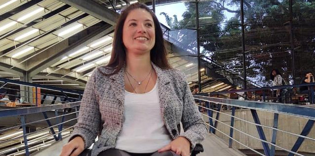 Descrição da imagem #pracegover: Luciana Trindade. Ela é uma mulher morena com cabeloss castanhos lisos e compridos. Luciana está sentada em sua cadeira de rodas. Fim da descrição.