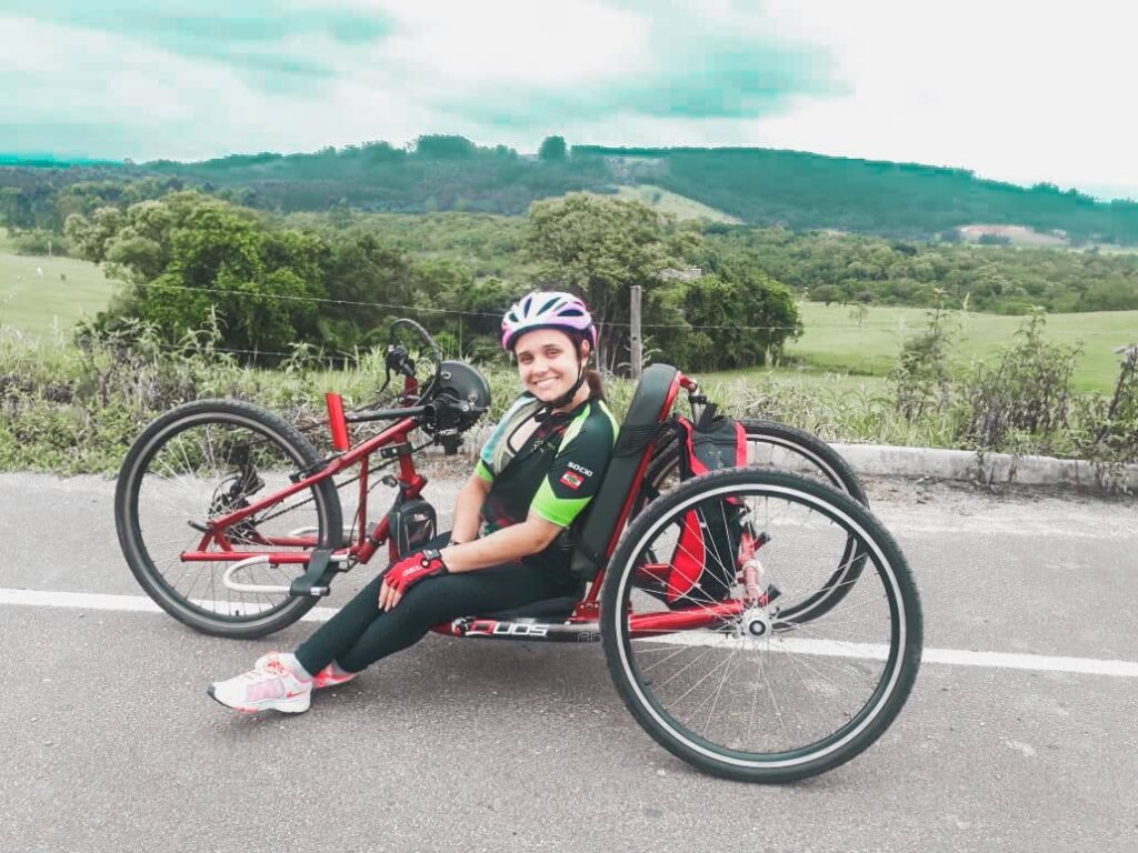 Descrição da imagem #pracegover: A jovem Bruna Salvador. Ela está sentada em uma handbike. Fim da descrição.