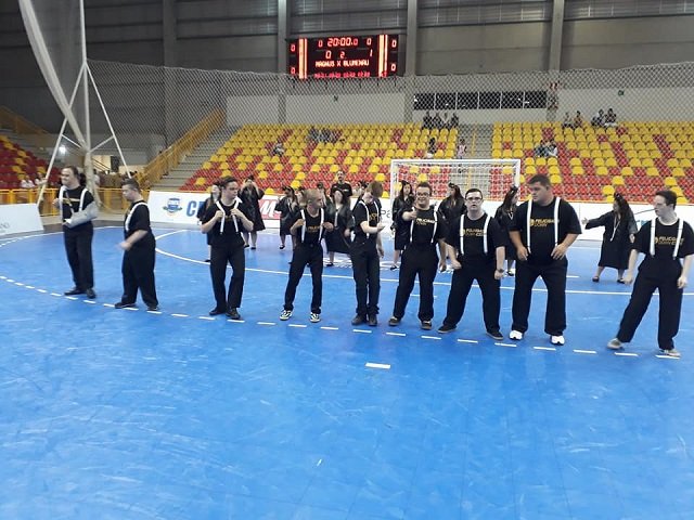 Descrição da imagem #pracegover: Foto de uma apresentação dos membros do Felicidade Down. Fim da descrição.
