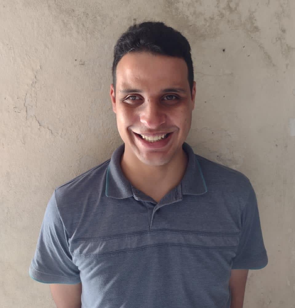 Descrição da imagem #pracegover: Foto de um rapaz. Ele é moreno e tem cabelos pretos e curtos. Ele está vestindo uma camisa polo azul. Fim da descrição.