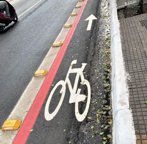 Descrição da imagem #pracegover: Foto de uma ciclofaixa. Fim da descrição.