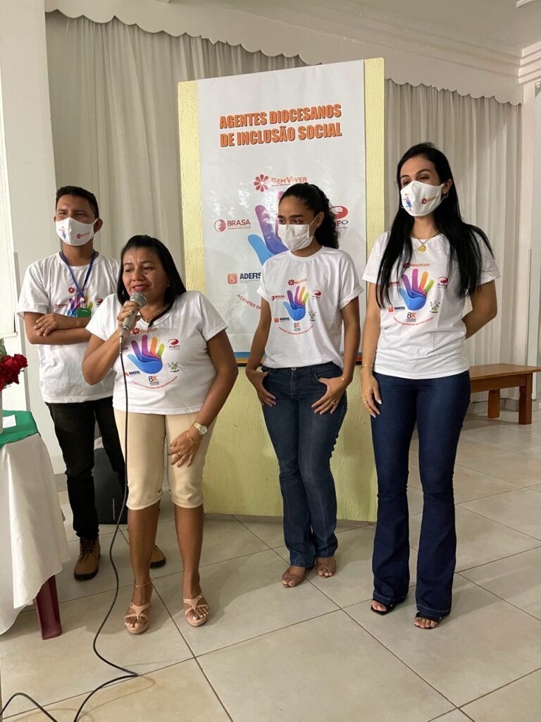 Descrição da imagem #pracegover: Foto dos agentes de inclusão durante uma apresentação. Fim da descrição.