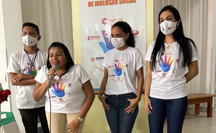 Descrição da imagem #pracegover: Foto dos agentes de inclusão durante uma apresentação. Fim da descrição.
