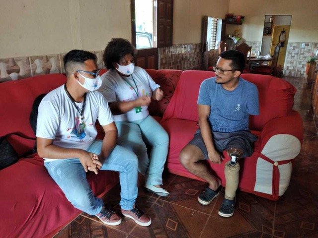 Descrição da imagem #pracegover: Foto dos agentes de inclusão durante visita domiciliar. Fim da descrição.
