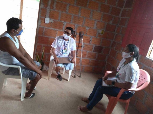 Descrição da imagem #pracegover: Foto dos agentes de inclusão durante visita domiciliar. Fim da descrição.