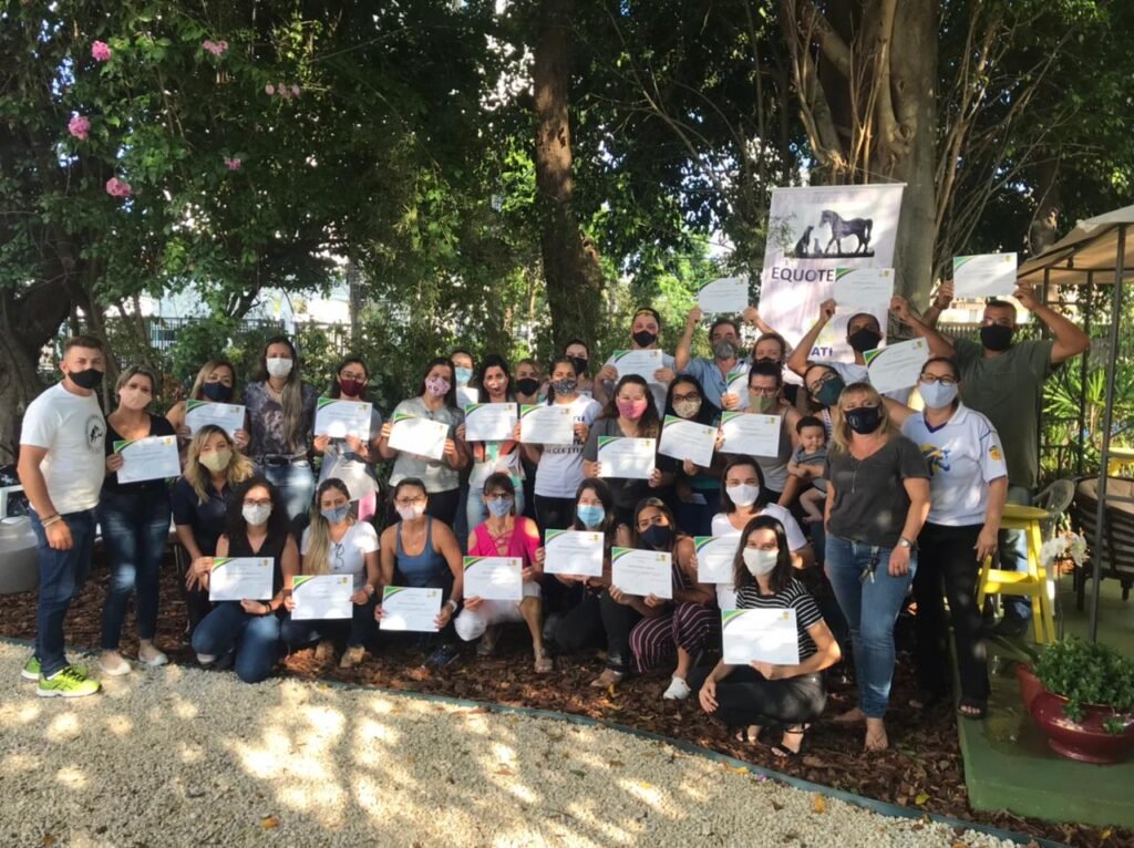 Descrição da imagem #pracegover: Os participantes do curso com seus certificados. Fim da descrição.