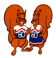 Descrição da imagem #pracegover: Imagem dos mascotes dos Jogos Paralímpicos de Arnheim, na Holanda, em 1980. Um par de esquilos marrons vestidos com uma camiseta branca com o logo dos Jogos. Fim da descrição.