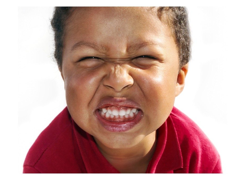 Descrição da imagem #pracegover: Foto de um menino fazendo careta. Ele está mostrando os dentes. Fim da descricão.
