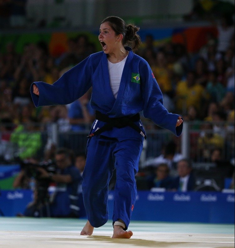 Descrição da imagem #pracegover: A paratleta Alana Maldonado durante uma de suas disputas. Alana é uma mulher branca com cabelos castanhos que estão amarrados. Fim da descrição.