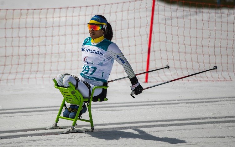 Descrição da imagem #pracegover: A paratleta Aline Rocha durante uma de suas disputas, na neve. Fim da descrição.
