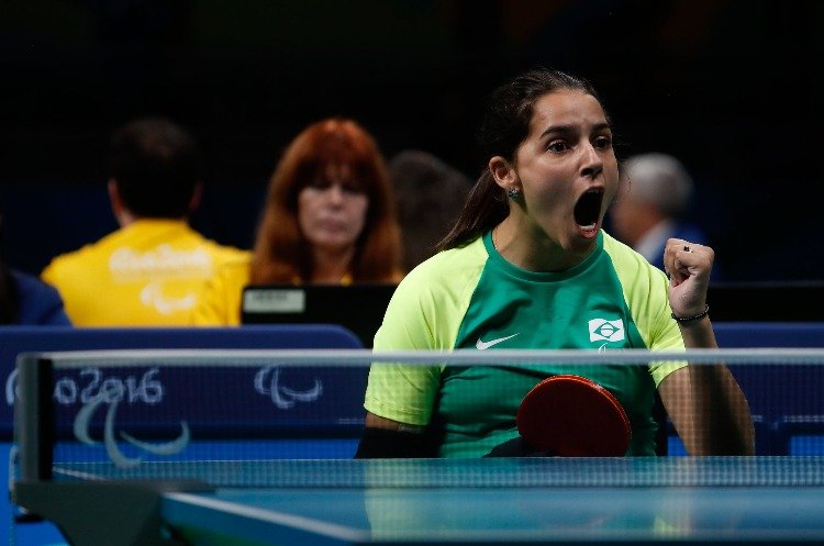 Descrição da imagem #pracegover: A paratleta Cátia Oliveira durante uma de suas disputas. Cátia é uma mulher branca com cabelos castanhos que estão amarrados. Fim da descrição.