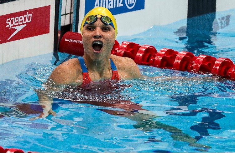 Descrição da imagem #pracegover: A paratleta Carol Santiago durante uma de suas disputas. Carol é uma mulher branca. Ela está na piscina. Fim da descrição.