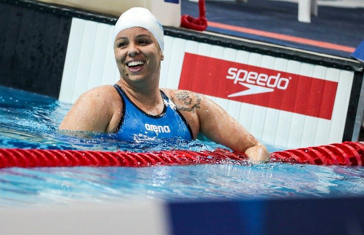 Descrição da imagem #pracegover: A paratleta Edênia Garcia durante uma de suas disputas. Edênia é uma mulher branca. Ela está na piscina. Fim da descrição.