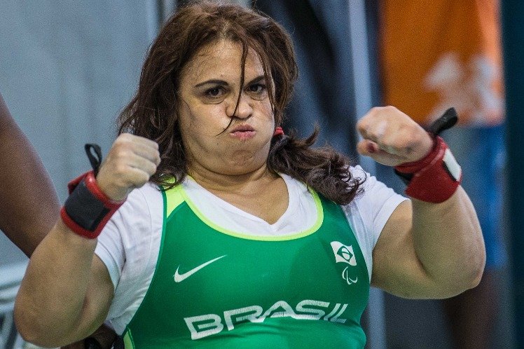 Descrição da imagem #pracegover: A paratleta Márcia Menezes durante uma de suas disputas. Márcia é uma mulher branca com cabelos castanhos. Ela tem deficiência física e está em sua cadeira de rodas. Fim da descrição.