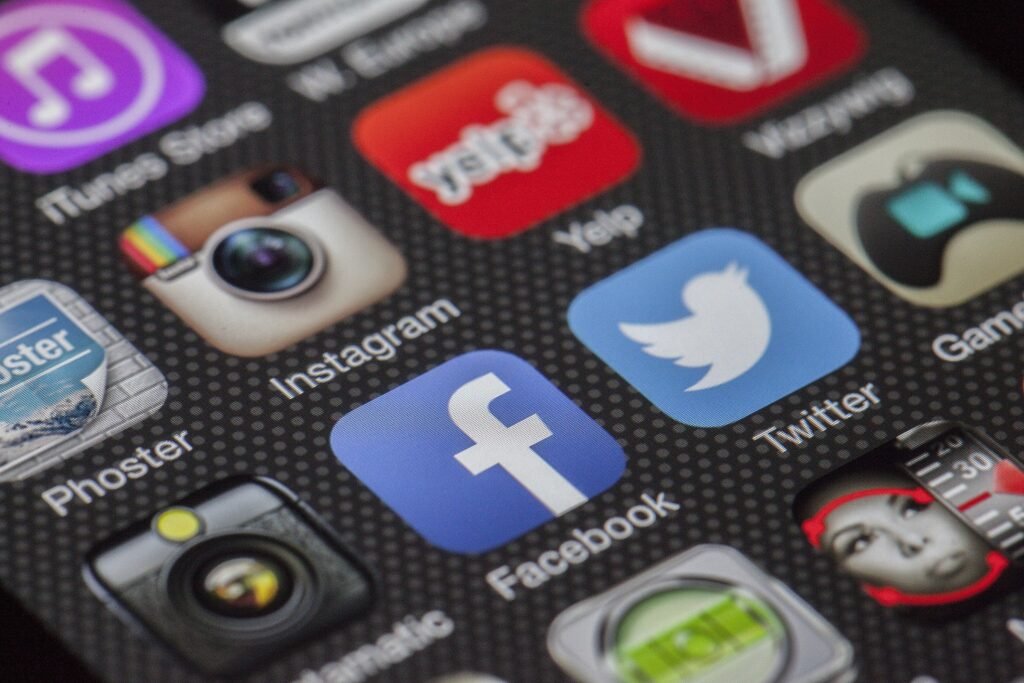 Descrição da imagem #pracegover: Imagem da tela de m celular com vários ícones das principais redes sociais. Fim da descricão.