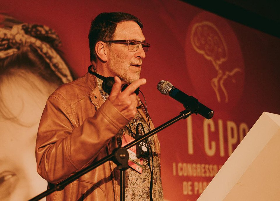 Descrição da imagem: Foto do professor Peter Rosenbaum, um dos palestrantes do evento. Peter é um homem branco, com cabelos castanhos, curtos. Fim da descrição.